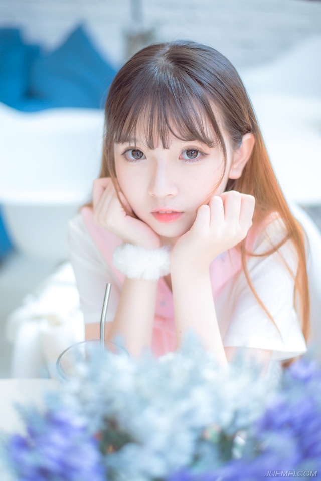 一股怒气自胸腔里喷薄而出，此刻他能够体会那些将士心中的愤怒与憋屈了，自己在前线舍生忘死，刘璋却在这里搞他家人，刘璝怒喝一声，就要冲进去杀了这对狗男女。